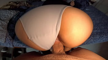 “si te monto me subes el sueldo ” secretaria cachonda se deja rellenar el coño de leche