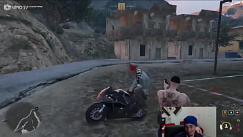 Fiquei de pau duro na garupa