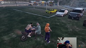 Fiquei de pau duro na garupa