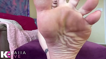 You clean my stinky goddess feet with that tongue