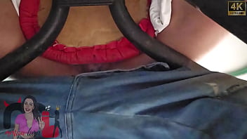 Casada chupa pau do amigo no marido no churrasco e fode na frente do corno