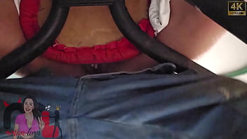 Casada chupa pau do amigo no marido no churrasco e fode na frente do corno