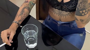 Ninfetinha safada com piercing no peito se exibindo ate levar rola do sacana