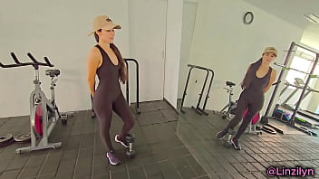 I invite a stranger neighbor to my apartment and end up sucking his cock until he cums in my mouth linzilyn