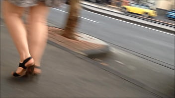 Balade en ville en robe courte et talon