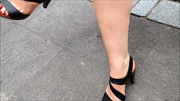 Balade en ville en robe courte et talon