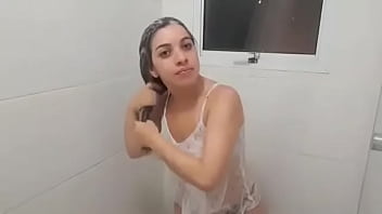 Puta gosta de mostrar os peitos naturais