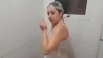 Puta gosta de mostrar os peitos naturais