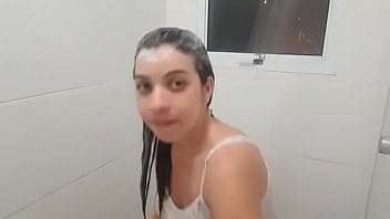 Puta gosta de mostrar os peitos naturais