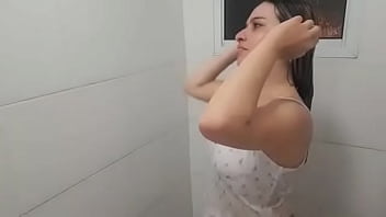 Puta gosta de mostrar os peitos naturais