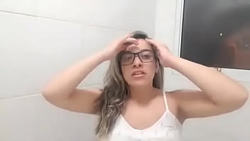 Puta gosta de mostrar os peitos naturais