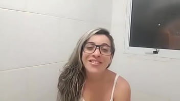 Puta gosta de mostrar os peitos naturais