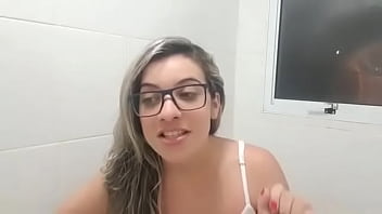 Puta gosta de mostrar os peitos naturais