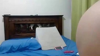 Pretty babe shakes her booty on cam