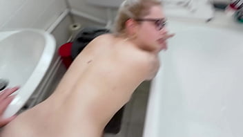 Klassenkameradin ao im badezimmer gefickt cumshot ins maul