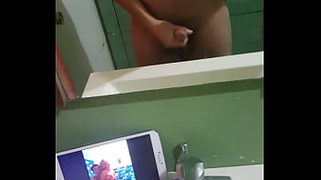 Viendo porno me masturbo