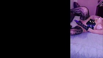 Morena chichona le muestra las tetas y se la cogen sin condon a la culona