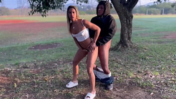 Minha esposa foi no campo atrás de rola e achou