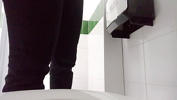 Graban a chicas de mi oficina meando