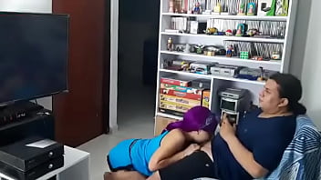 Mientras juego call of duty joven cosplay me hace sexo oral hasta que me la follo Mientras juego call of duty joven cosplay me hace sexo oral hasta que me la follo
