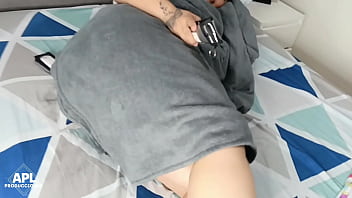 Mi madrastra estaba disfritando del clima en su cama y quise acompañarla un rato