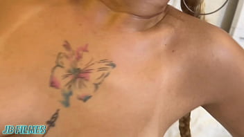 Novinha sofrendo com o pau no cú mas no final ela gozou muito