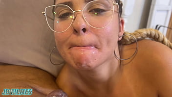 Novinha sofrendo com o pau no cú mas no final ela gozou muito