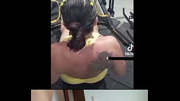 Lo sabrosa que se ve esta hembra nicole medallo sudando su cuerpazo