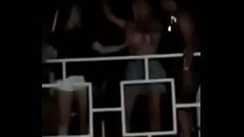 Evangélica desviada paga peitinho no carnaval