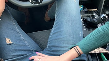 Risky blowjob and fuck in the car