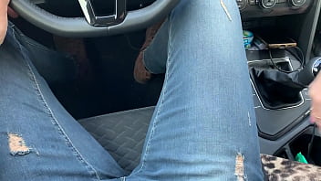 Risky blowjob and fuck in the car