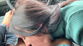 Risky blowjob and fuck in the car