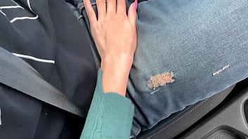 Risky blowjob and fuck in the car