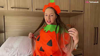 Loira gostosa com fantasia de halloween é fodida forte e ganha leitinho na barriga elis nebsniak
