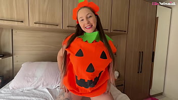 Loira gostosa com fantasia de halloween é fodida forte e ganha leitinho na barriga elis nebsniak