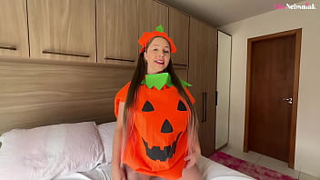 Loira gostosa com fantasia de halloween é fodida forte e ganha leitinho na barriga elis nebsniak