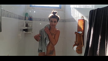 Novata se prepara vai cair na vara