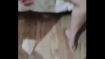 Vadia do sul mostrando a xota na cama