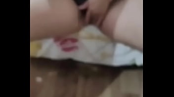 Vadia do sul mostrando a xota na cama