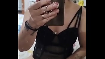 Vadia do sul mostrando a xota na cama