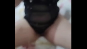 Vadia do sul mostrando a xota na cama