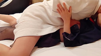 セーラー服コスプレ 股を開いて手まんでイカされ、バックで中出しされる女子高生 素人ハメ撮り