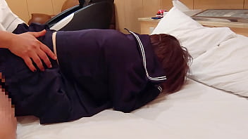 セーラー服コスプレ 股を開いて手まんでイカされ、バックで中出しされる女子高生 素人ハメ撮り