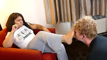 I love bullying men while they kiss my feet