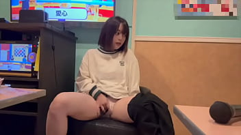 からオケマイクをおまんこに押し当ててオナニーしたら気持ち良すぎて声が出てしまいました…