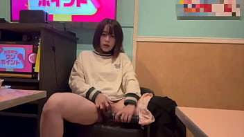 からオケマイクをおまんこに押し当ててオナニーしたら気持ち良すぎて声が出てしまいました…