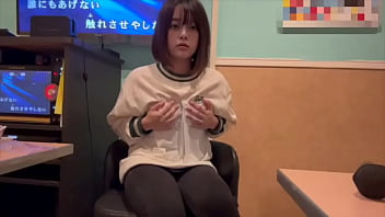 からオケマイクをおまんこに押し当ててオナニーしたら気持ち良すぎて声が出てしまいました…