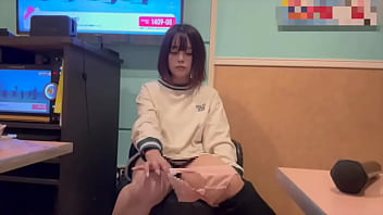 からオケマイクをおまんこに押し当ててオナニーしたら気持ち良すぎて声が出てしまいました…