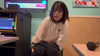 からオケマイクをおまんこに押し当ててオナニーしたら気持ち良すぎて声が出てしまいました…