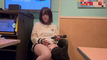 からオケマイクをおまんこに押し当ててオナニーしたら気持ち良すぎて声が出てしまいました…